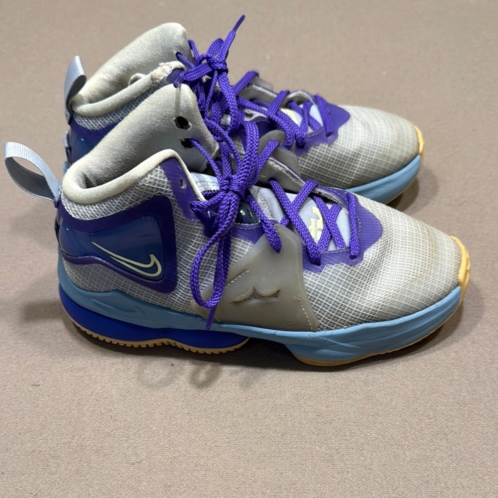 Nike LeBron 19s - Picture 3 of 9